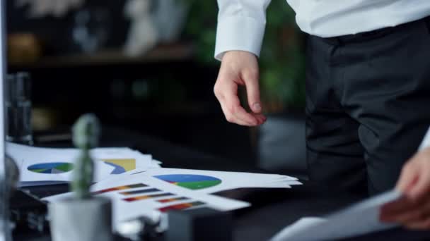 Biznesmen trzymający raporty na papierze w biurze. Przedsiębiorca stojący przy stole — Wideo stockowe