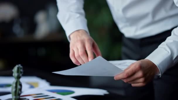 Unerkennbarer Geschäftsmann, der auf Dokumente im Haus zeigt. Mann hält Papier in Händen — Stockvideo