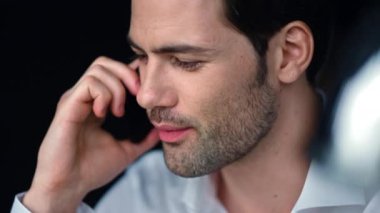 İş adamı akıllı telefondan konuşuyor. Gülümseyen bir çalışan cep telefonu kullanıyor.