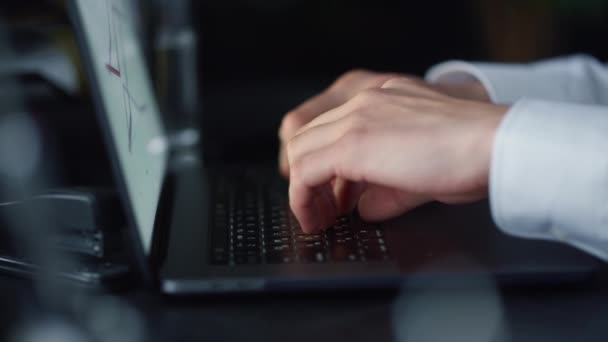 Empresario manos escribiendo en el ordenador portátil en el lugar de trabajo. Profesional usando computadora — Vídeos de Stock