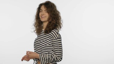 Beyaz arka planda dans eden neşeli insan. Müzik yaşam tarzının tadını çıkar