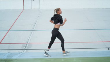 Engelli kadın koşucu rayına oturmaya başladı. Stadyumda koşan koşucu