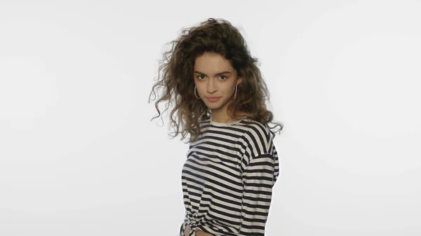 Mujer joven sonriendo sobre fondo blanco. Retrato de cabello rizado mujer sonriendo —  Fotos de Stock