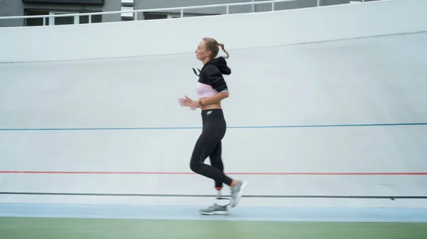 Biegacz ze sztucznym treningiem kończyn na powierzchni do biegania. Trening dla sportowców cardio — Zdjęcie stockowe
