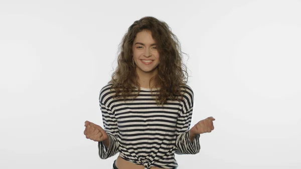 Gelukkige vrouw geniet van de overwinning in de witte studio. Portret van winnares springen — Stockfoto