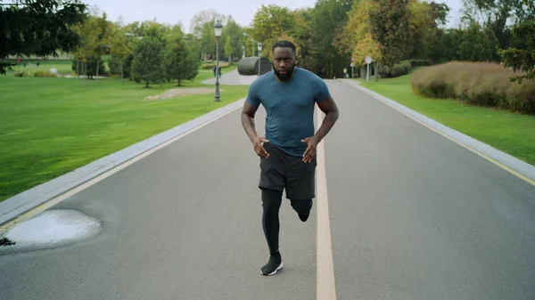 Jóga ember fut az úton. Afro sportember képzés csak a parkban — Stock Fotó