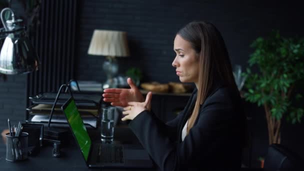 Exitosa mujer de negocios llamando vídeo en línea en el ordenador portátil con pantalla verde — Vídeos de Stock