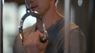 Spor salonunda biseptik kıvırcık yapan sağlam bir adam. Spor salonundaki spor antrenmanı.