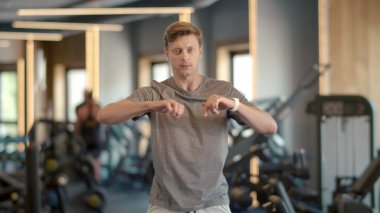 Spor salonunda spor yapan odaklı fitness adamı. Sporcu spor kulübünde ısınıyor.