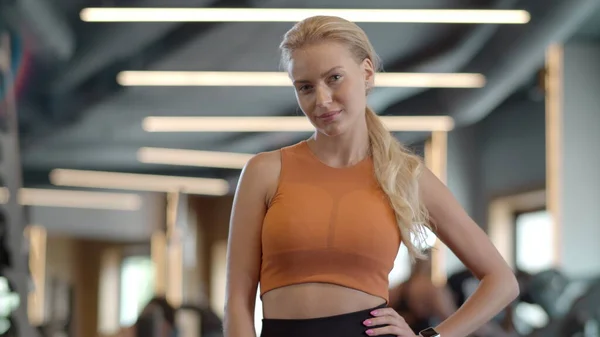 Uśmiechnięta kobieta w centrum fitness. Kobieta fitness stojąca na siłowni. — Zdjęcie stockowe