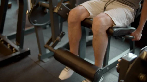 Tanınmayan vücut geliştirici spor kulübünde bacak uzatma ameliyatı yapıyor. Spor salonunda bacak eğitimi. — Stok fotoğraf