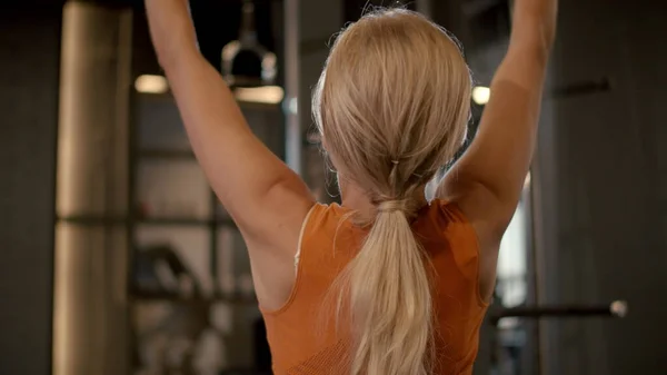 Mujer deportiva activa entrenando en el gimnasio. Ajuste chica teniendo entrenamiento en deporte club . — Foto de Stock
