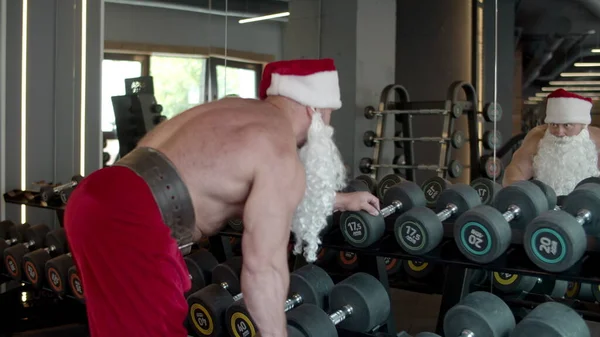 Babbo Natale che fa i manubri strappa in palestra. Allenamento sportivo nel club sportivo — Foto Stock