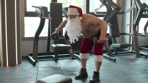 Un uomo forte che fa sbalzi di manubri in palestra. Allenamento di Strongman nel club sportivo — Foto Stock