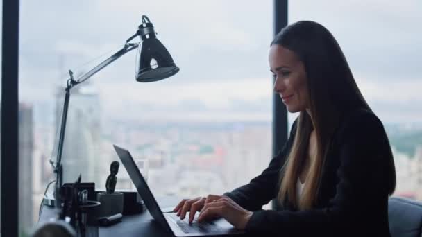 Bizneswoman pisząca na klawiaturze laptopa w miejscu pracy. Kobieta pracująca na komputerze — Wideo stockowe