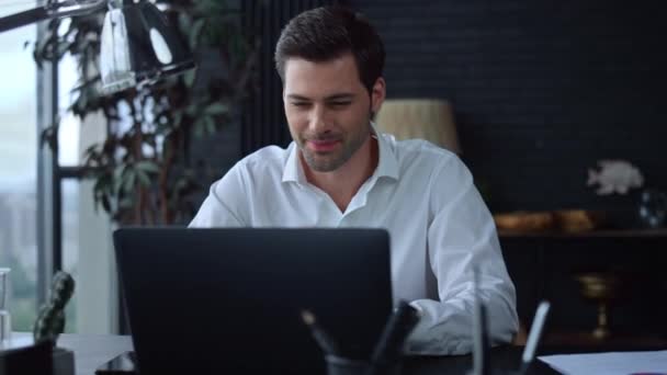 Affärsman arbetar på laptop på hemmakontoret. Professionell skriva på tangentbordet — Stockvideo