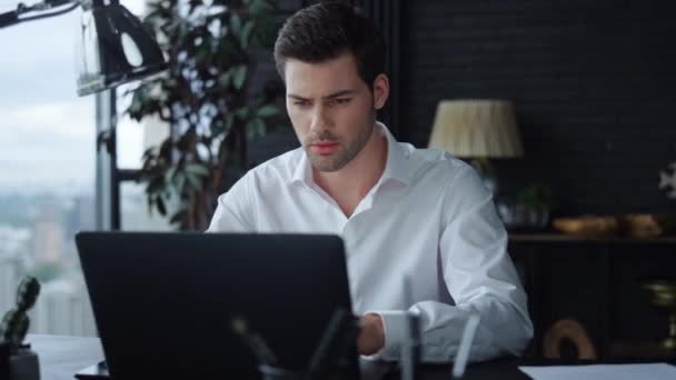 Empresario trabajando en la computadora portátil en la oficina. Manager leyendo buenas noticias en el ordenador — Vídeo de stock