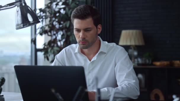 Empresario usando computadora portátil en la oficina.Empleado escribiendo en el teclado de la computadora — Vídeos de Stock