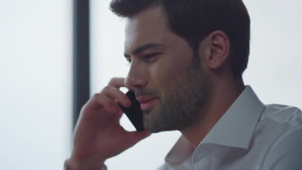 İş adamı ofiste akıllı telefondan konuşuyor. Cep telefonundan arayan adam. — Stok video