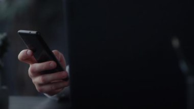 İş adamı iş yerindeki telefonuna cevap veriyor. Çalışan akıllı telefondan konuşuyor.