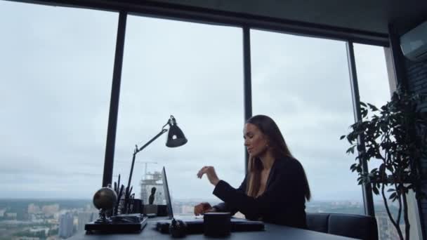 사무실에서 노트북으로 일하는 사업가. 노트북 키보드로 타이핑하는 여자 — 비디오
