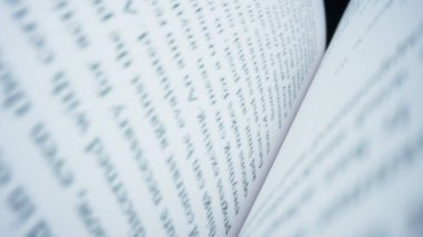 Ayrıntılı görünüm açık kitap ile metin. Kitabın Macro görünümü beyaz sayfaları