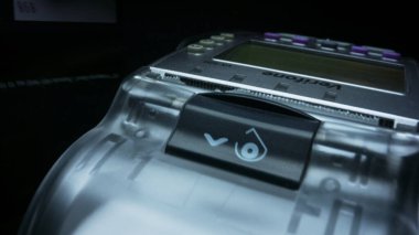 Terminalden kredi kartı geçiren bir kadın. Terminalde kart ile ödeme yapan kadın