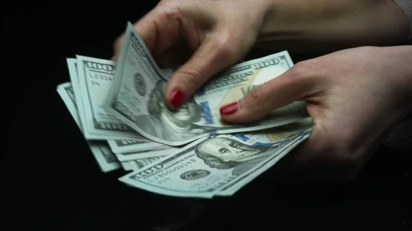 Γυναικεία χέρια που κρατάνε μετρητά. Επιχειρηματίας καταμέτρηση χρημάτων — Φωτογραφία Αρχείου