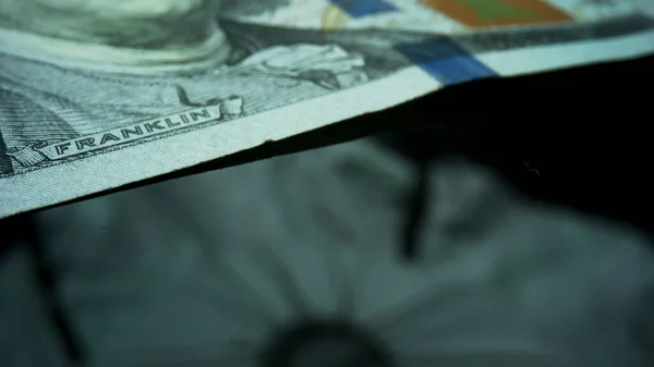 Να κλείσουμε αμερικάνικα μετρητά. Τραπεζογραμμάτιο 100 δολαρίων σε μαύρο φόντο — Φωτογραφία Αρχείου