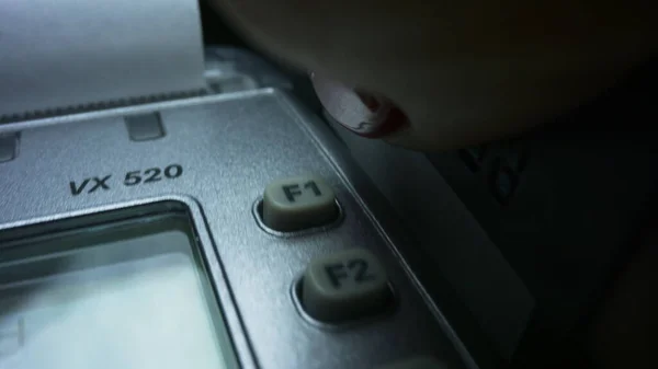 Mão de mulher close-up com cartão de crédito passando pelo terminal pos para venda — Fotografia de Stock