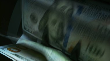 Para sayma makinesi. Elektronik sayaç 100 dolarlık banknotları sayıyor