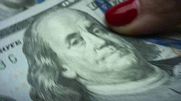 Uma mulher de negócios a contar dinheiro. Mulher segurando notas de cem dólares — Fotografia de Stock