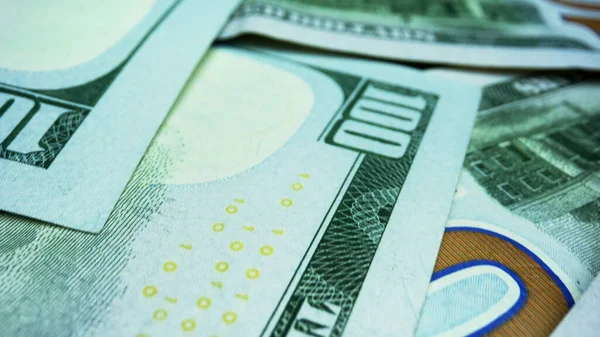 Ένα μάτσο αμερικάνικα δολάρια μετρητά. Νέα αμερικάνικα χαρτονομίσματα των εκατό δολαρίων — Φωτογραφία Αρχείου