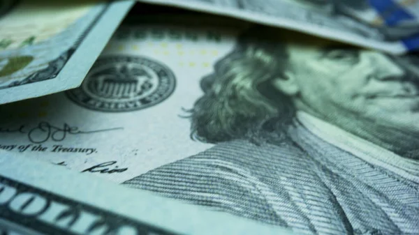 Χρήματα σε μετρητά. Άλμα των χαρτονομισμάτων των ΗΠΑ των νέων 100 δολαρίων — Φωτογραφία Αρχείου