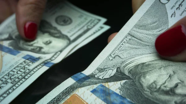 Empresária desconhecida a contar notas de dólar nas mãos. Mulher que recebe salário — Fotografia de Stock