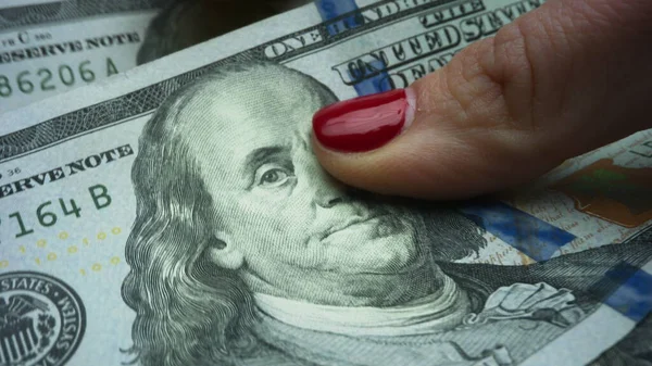 Mulher contando apreciando notas de dólar nas mãos. Senhora receber salário — Fotografia de Stock