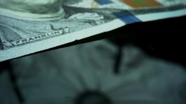 Nahaufnahme amerikanisches Bargeld. Hundert-Dollar-Banknote auf schwarzem Hintergrund — Stockvideo