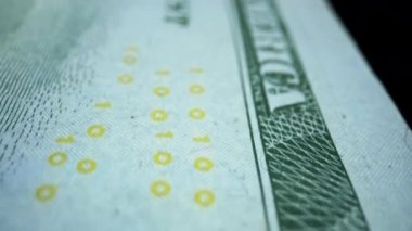 Yeni yüz dolarlık banknot. Yakın plan Amerikan nakit parası.