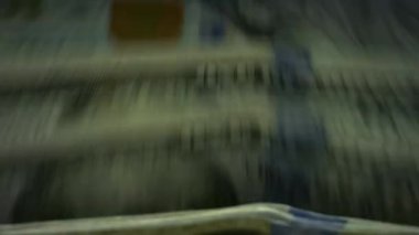 Para sayma makinesi. ABD para banknotları ile tezgah makinesi