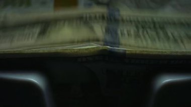 Kapalı elektronik para sayma makinesi dolar banknotlarını hesaplıyor