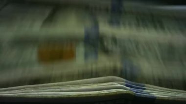 Nakit para saymak için otomatik ekipman. Makine para sayıyor