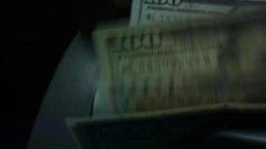 Otomatik sayma makinesi dolar banknotlarını sayıyor. Para sayma makinesi