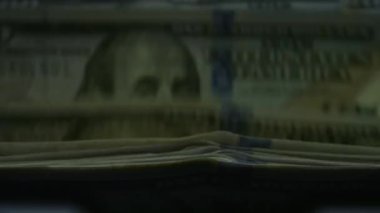 Para sayma makinesi. Banknotlar yüz dolarlık banknotları sayıyor
