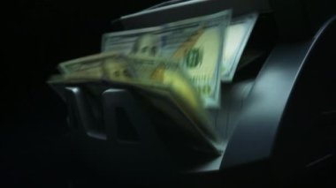 Para sayma ekipmanı. 100 USD 'lik para değişimi