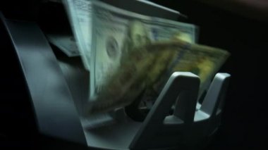 Hesaplama parası için ekipman. Para sayma makinesinde dolar banknotları