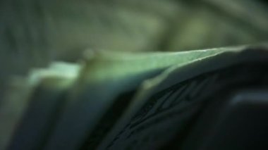 Dolar banknotları sayan makine. Nakit para sayma ekipmanı