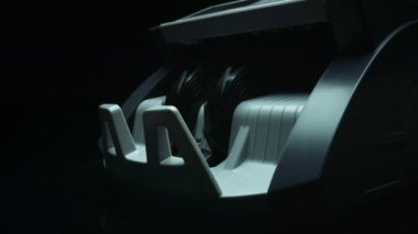 Para sayma makinesi dolar sayıyor. Nakit parayla makine saymak