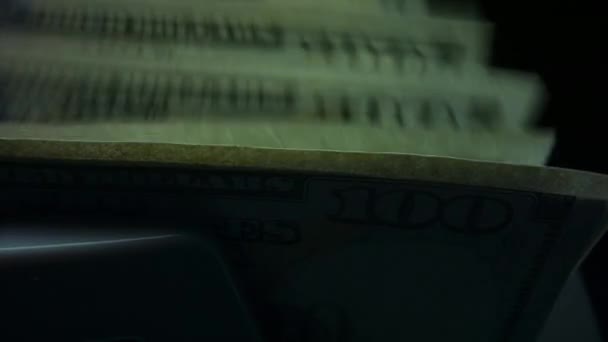 Gros plan nous comptant billets en dollars sur la machine de comptage de devises — Video