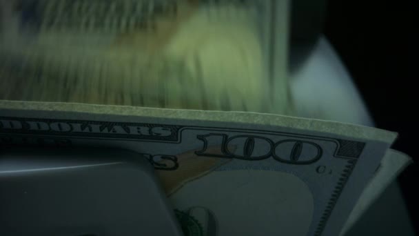 A számláló egydollárosokat számol. Pénzszámláló gép 100 dolláros bankjegyekkel — Stock videók
