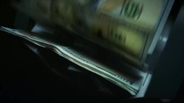 Banka ekipmanları nakit para hesaplamak için. Hesap makinesinde dolar banknotları